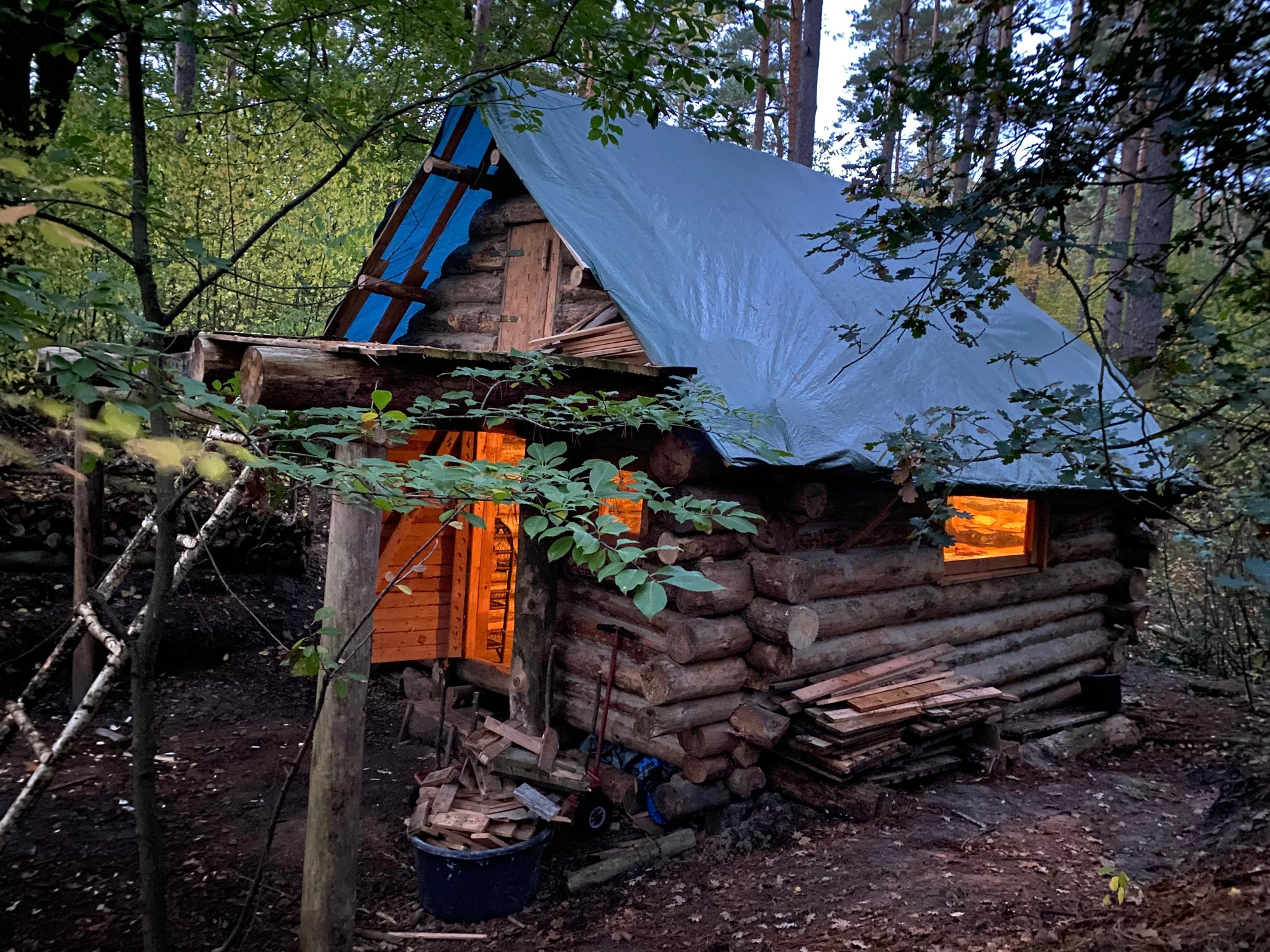 Die selbstgebaute Hütte am Abend