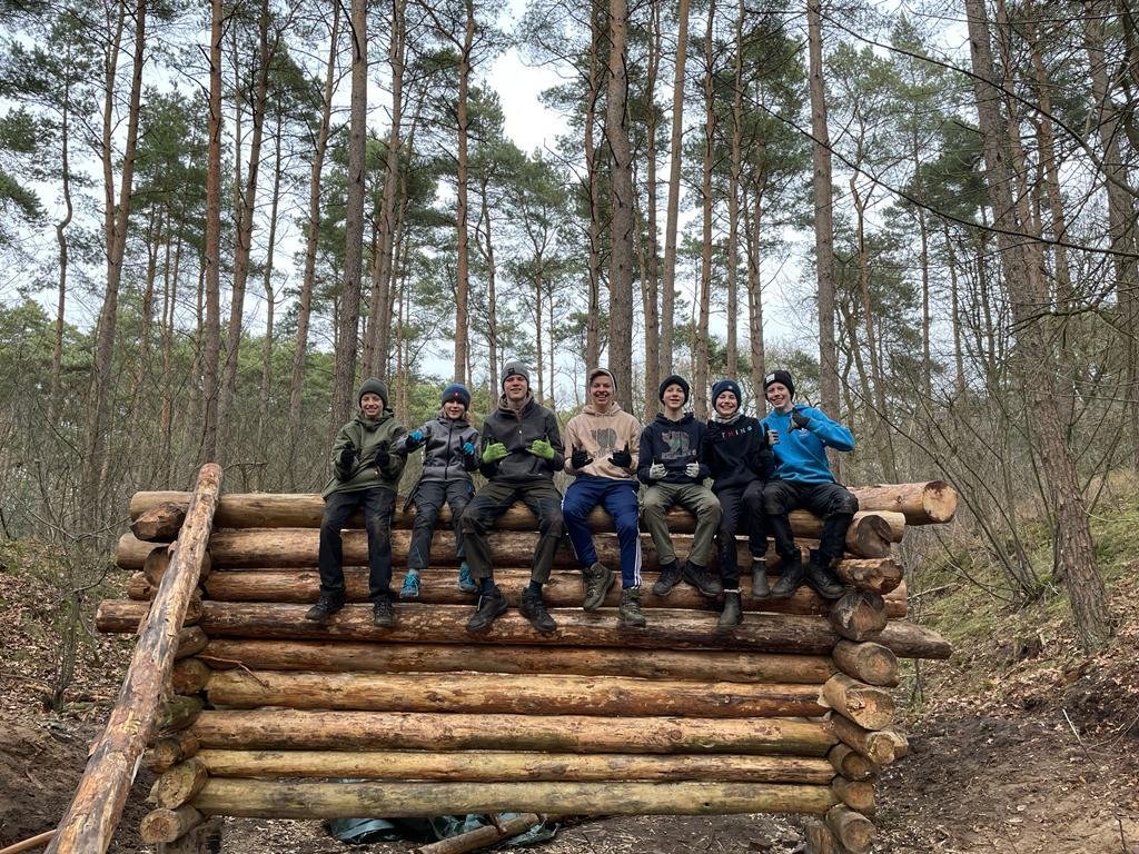 Forest 5 auf ihrer selbstgebauten Holzplattform im Wald